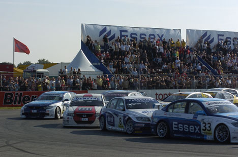 Mens konkurrenterne trak mod venstre på vej mod første sving, satsede Casper Elgaard (yderst til venstre) på det frie højrespor og gik fra en fjortende- til en sjetteplads ved starten af pre-finalen.